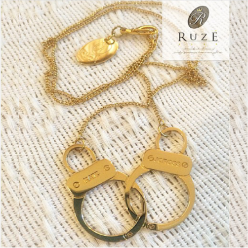 Handcuffs pendant with engrave